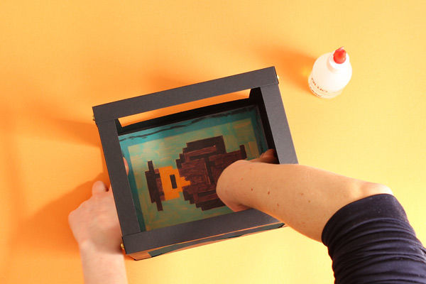 Anleitung: Karton-Laterne basteln mit coolen Pixel-Helden für Kinder