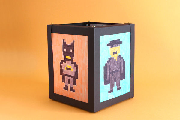 Anleitung: Karton-Laterne basteln mit coolen Pixel-Helden für Kinder