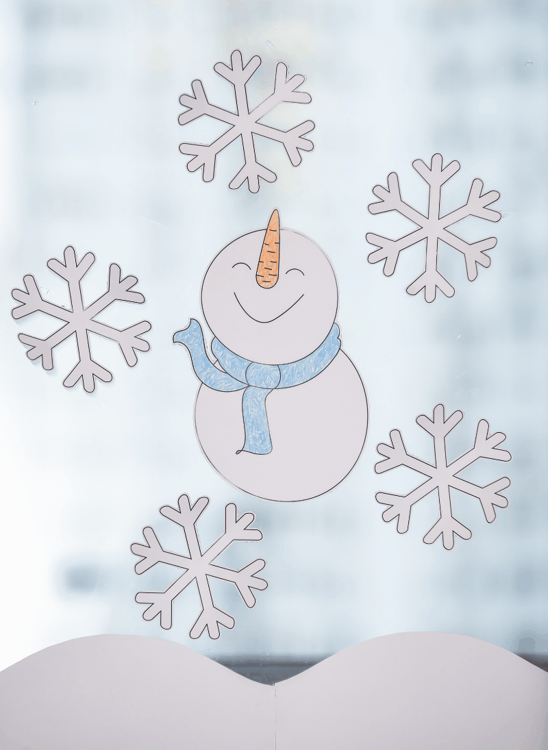 Tanzende Schneeflocken im Fenster