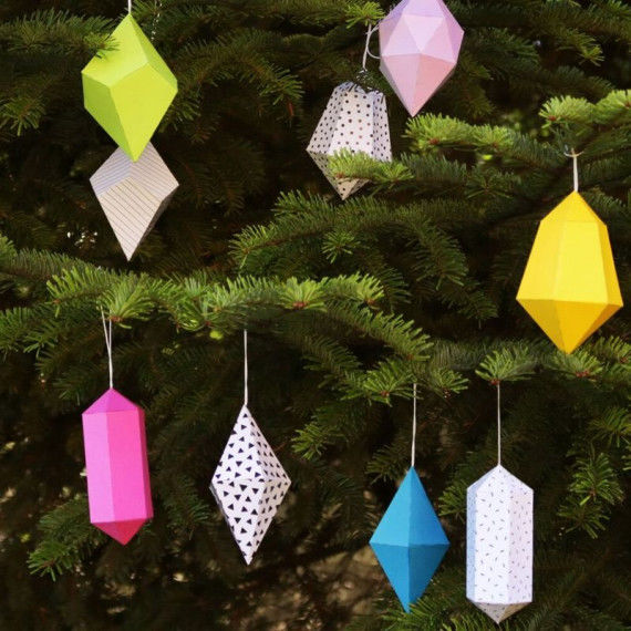 Papierkristalle als Weihnachtsschmuck im Weihnachtsbaum