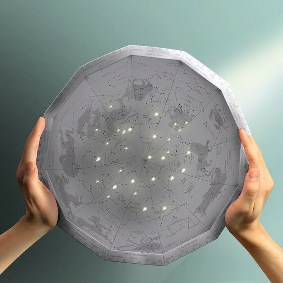 Sternenhimmel aus Papier mit geprickelten Sternbildern