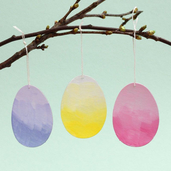 Blanko-Eier mit Pastellfarben bemalt