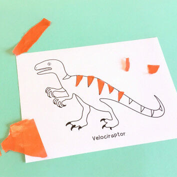 Dino mit Schnipseln aus Transparentpapier bekleben