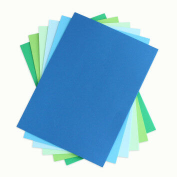 Druckerpapier in hellen Blau- und Grüntönen