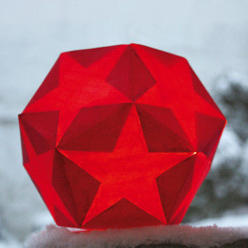 Die Stern-Kugel wird mit einer Kerze in einem Marmeladenglas beleuchtet